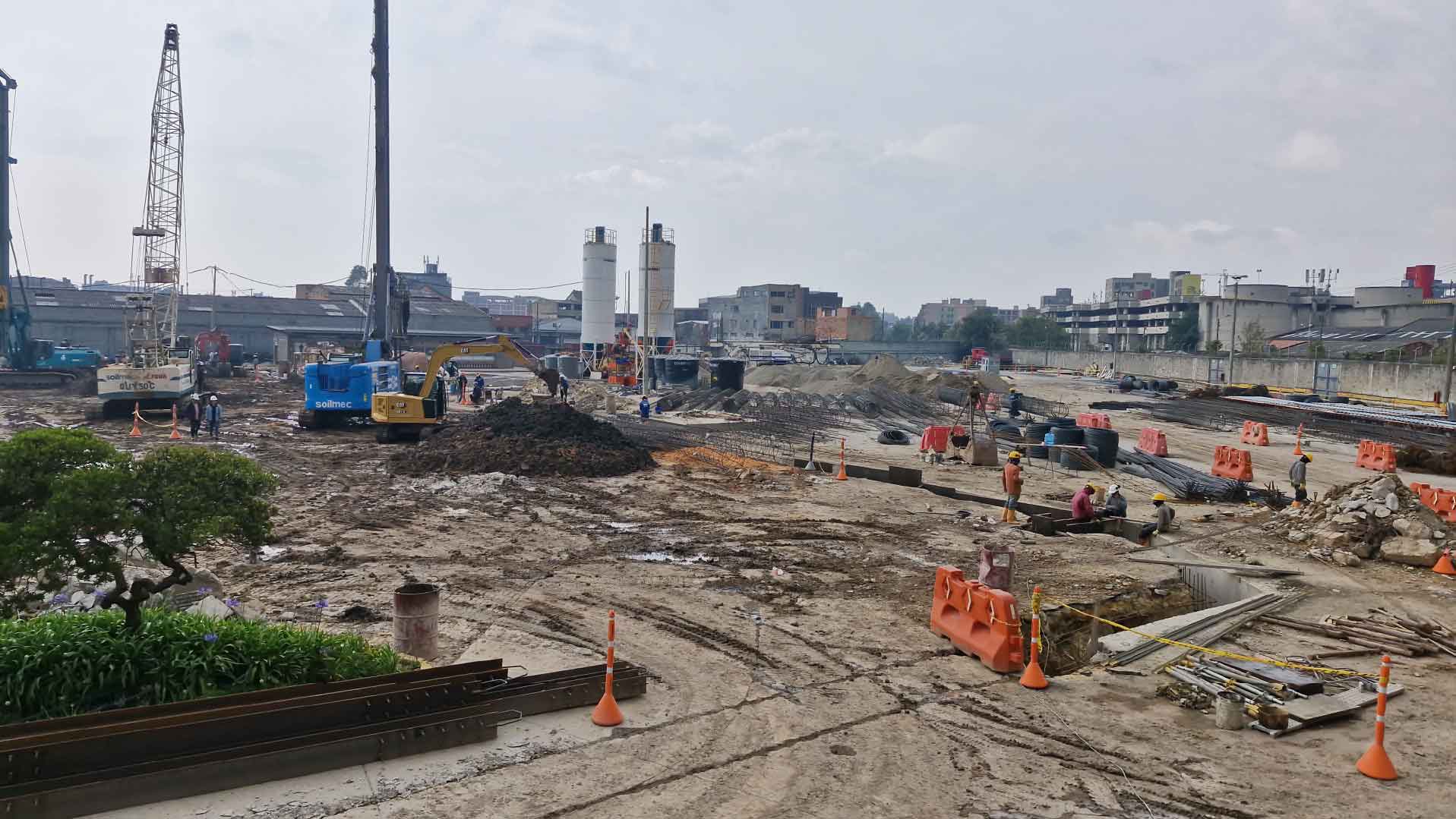 Trabajadores y maquinaria en el avance de obra del campus.
