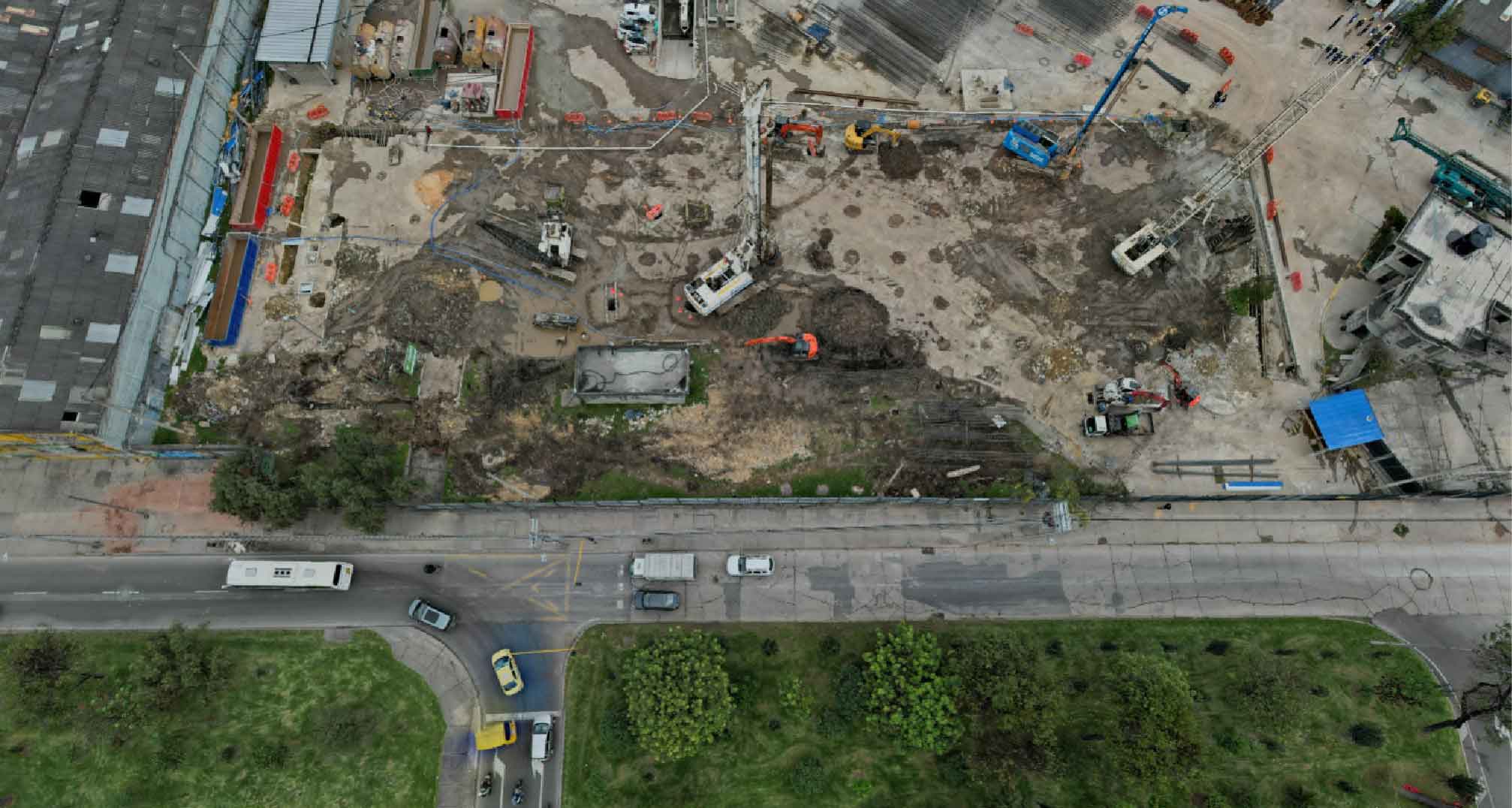 Vista cenital de la obra con maquinaria de cimentación.