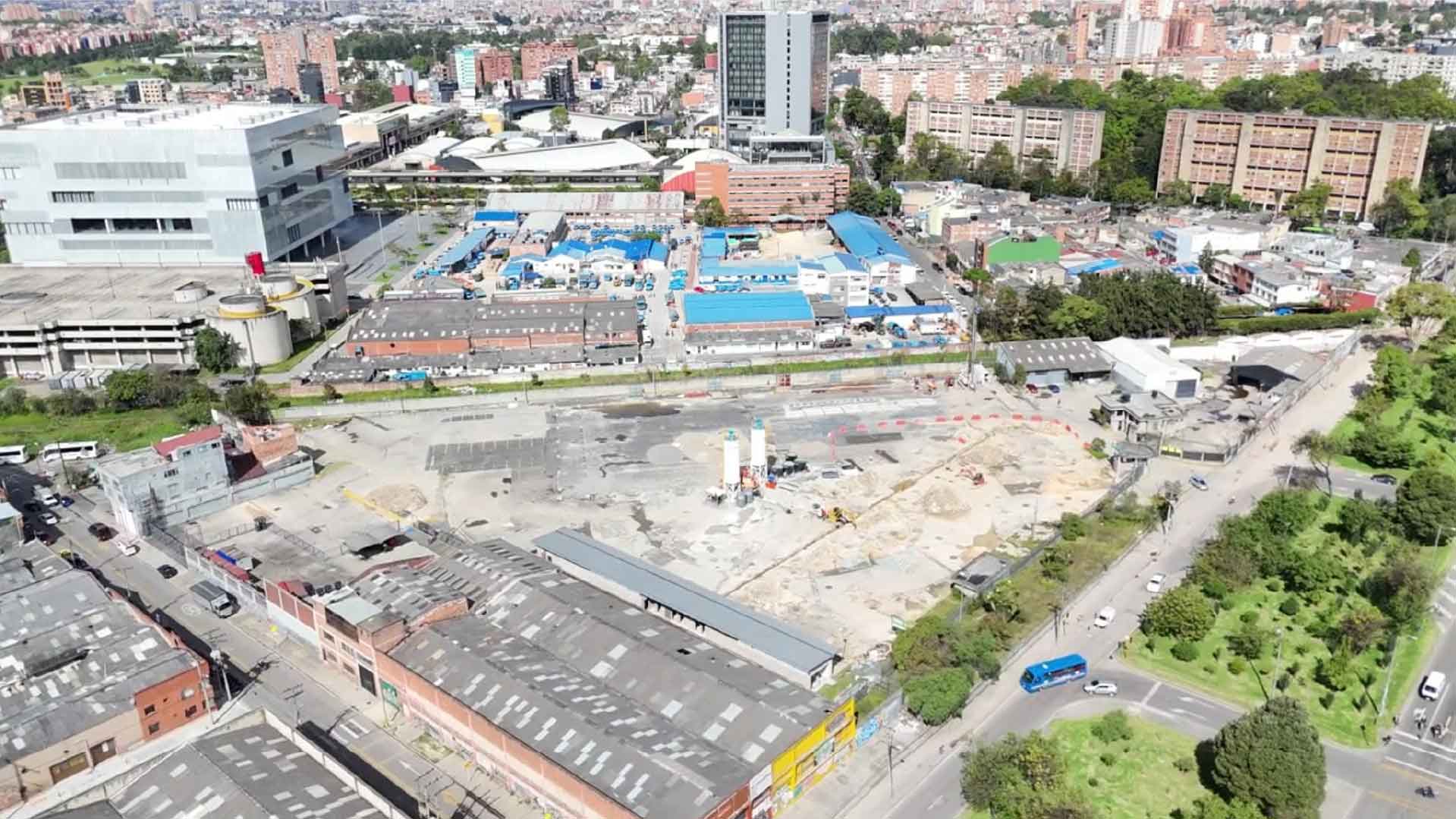 Vista aérea del lote del campus en obra junto a la Av. De las Americas